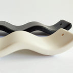 Porta incenso Wave bianco in coppia con Wave nero, dettaglio onda e foro, BECCA
