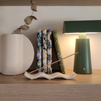Porta incenso Wave bianco, su ripiano di legno con lampada a led, quaderni ricamati e vaso, BECCA