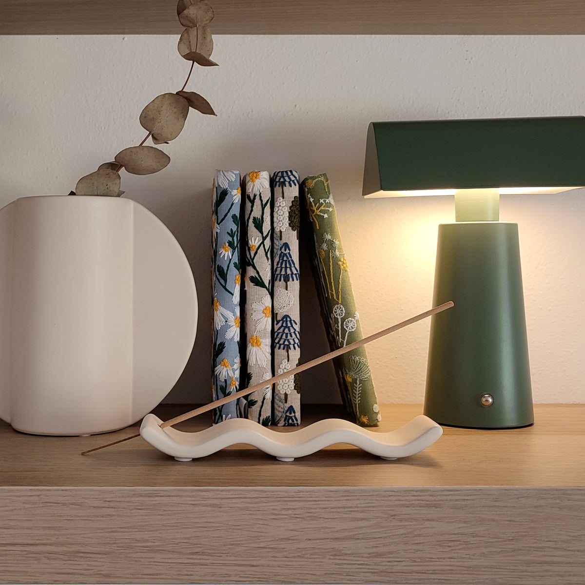 Porta incenso Wave bianco, su ripiano di legno con lampada a led, quaderni ricamati e vaso, BECCA