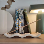 Porta incenso Wave, vista laterale, su ripiano di legno