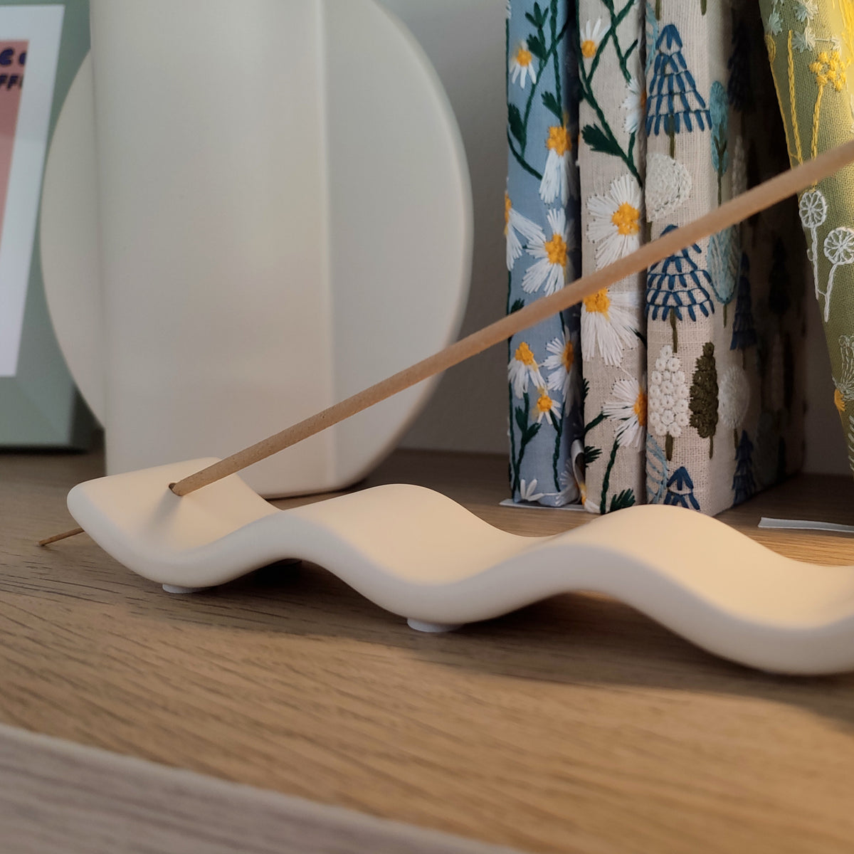 Porta incenso Wave bianco, con incenso, su ripiano in legno, con altri elementi decorativi, BECCA