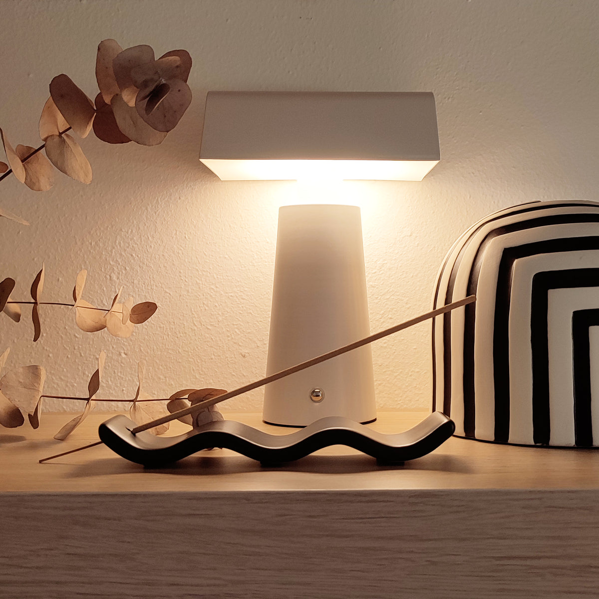 Porta incenso Wave, nero, in ambiente caldo, con fiori secchi, lampada a led e vaso a righe, BECCA