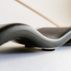 Porta incenso Wave, nero, dettaglio spessore e base in ceramica, becca