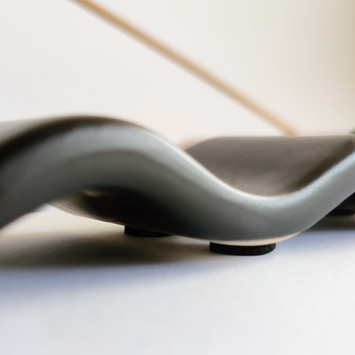 Porta incenso Wave, nero, dettaglio spessore e base in ceramica, becca
