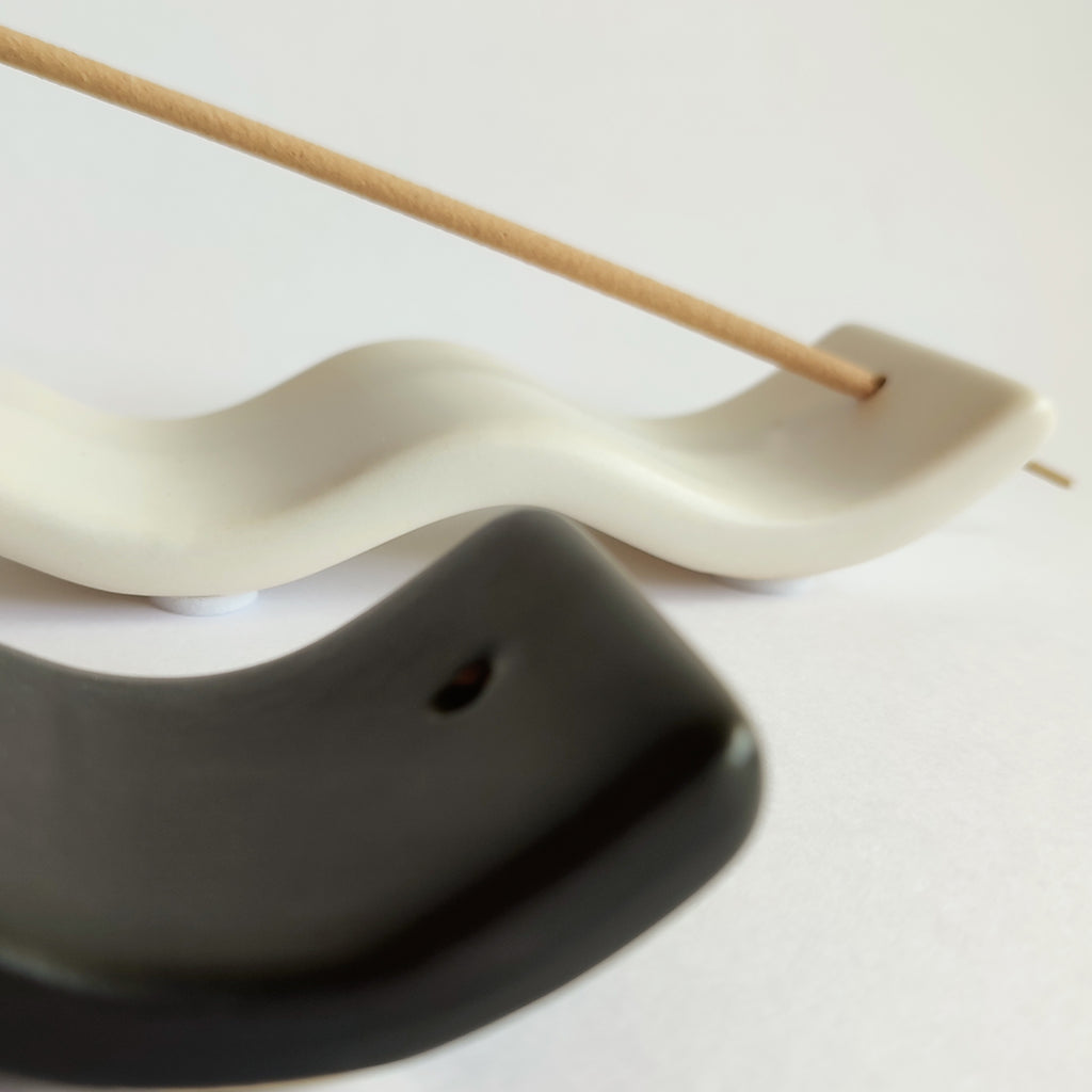Porta incenso Wave, in coppia con Wave bianco, dettaglio foro per incenso, BECCA