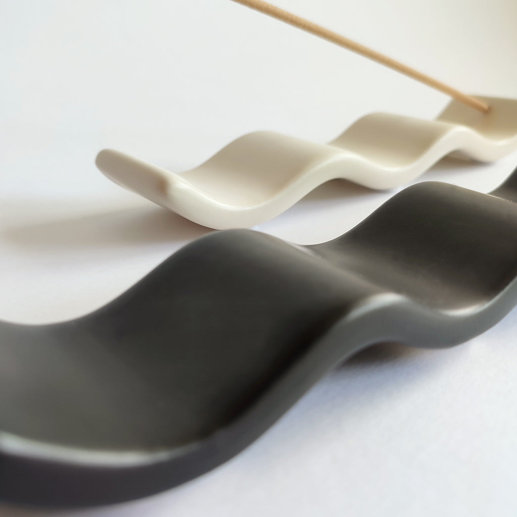 Porta incenso Wave, in coppia con wave bianco, dettaglio forma, becca