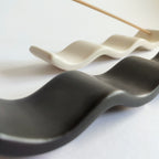Porta incenso Wave, in coppia con wave bianco, dettaglio forma, becca