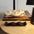 Porta incenso Wave nero, su tavolino da caffè con porta candele e lampada, BECCA