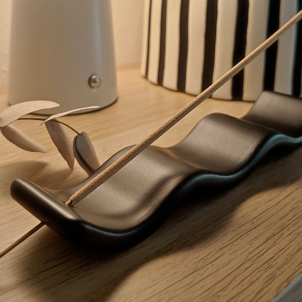 Porta incenso Wave, con incenso, dettaglio forma ondulata, becca