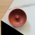 Porta incenso bowl ceramica rosso, vista dall'alto con foro per bastoncino incenso, BECCA