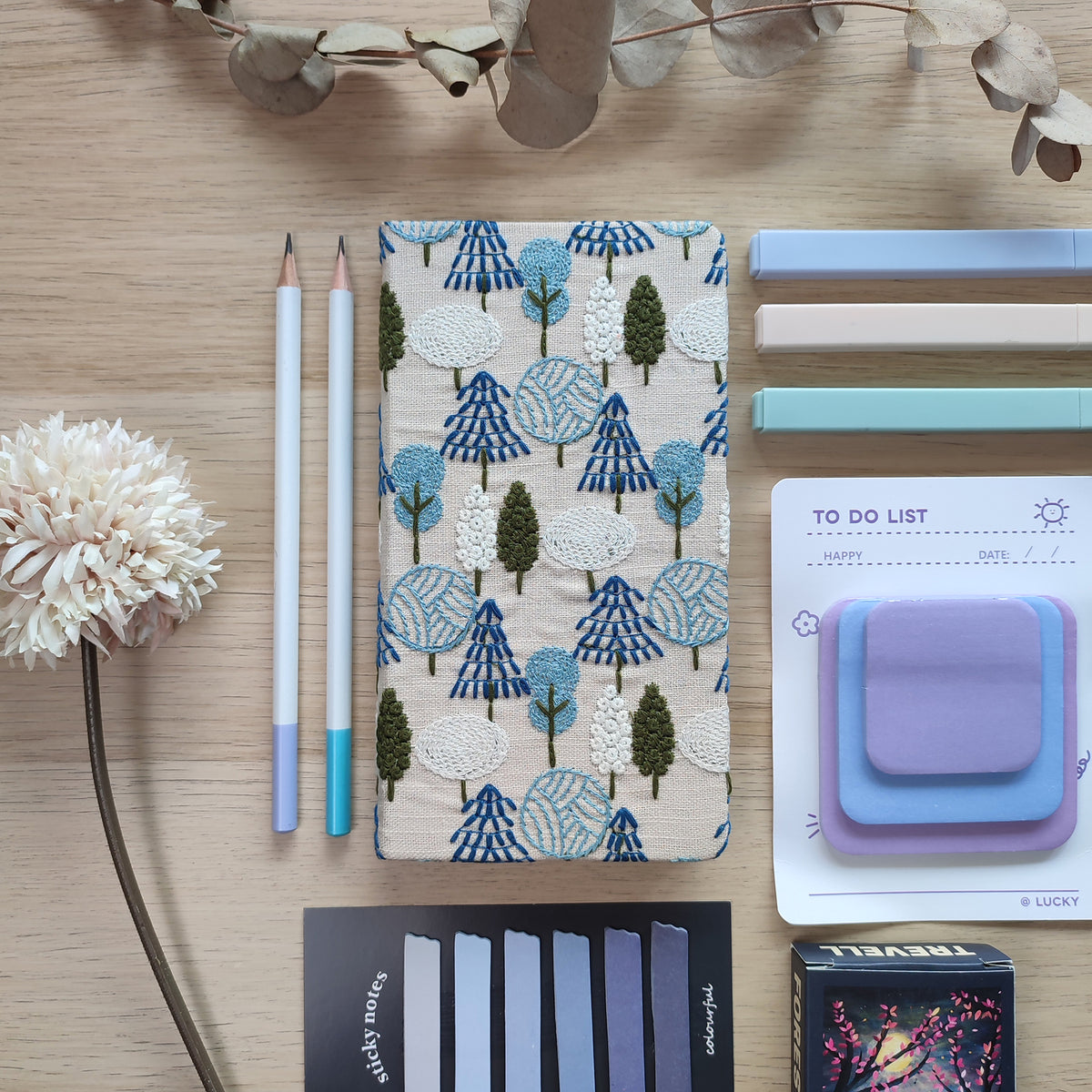 Quaderno Dery, copertina alberi ricamati, su scrivani ain legno con matite post-it puzzle, BECCA