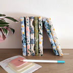 Quaderni notebook, copertina ricamata, varianti colori, post-it e matita, su piano in legno, BECCA
