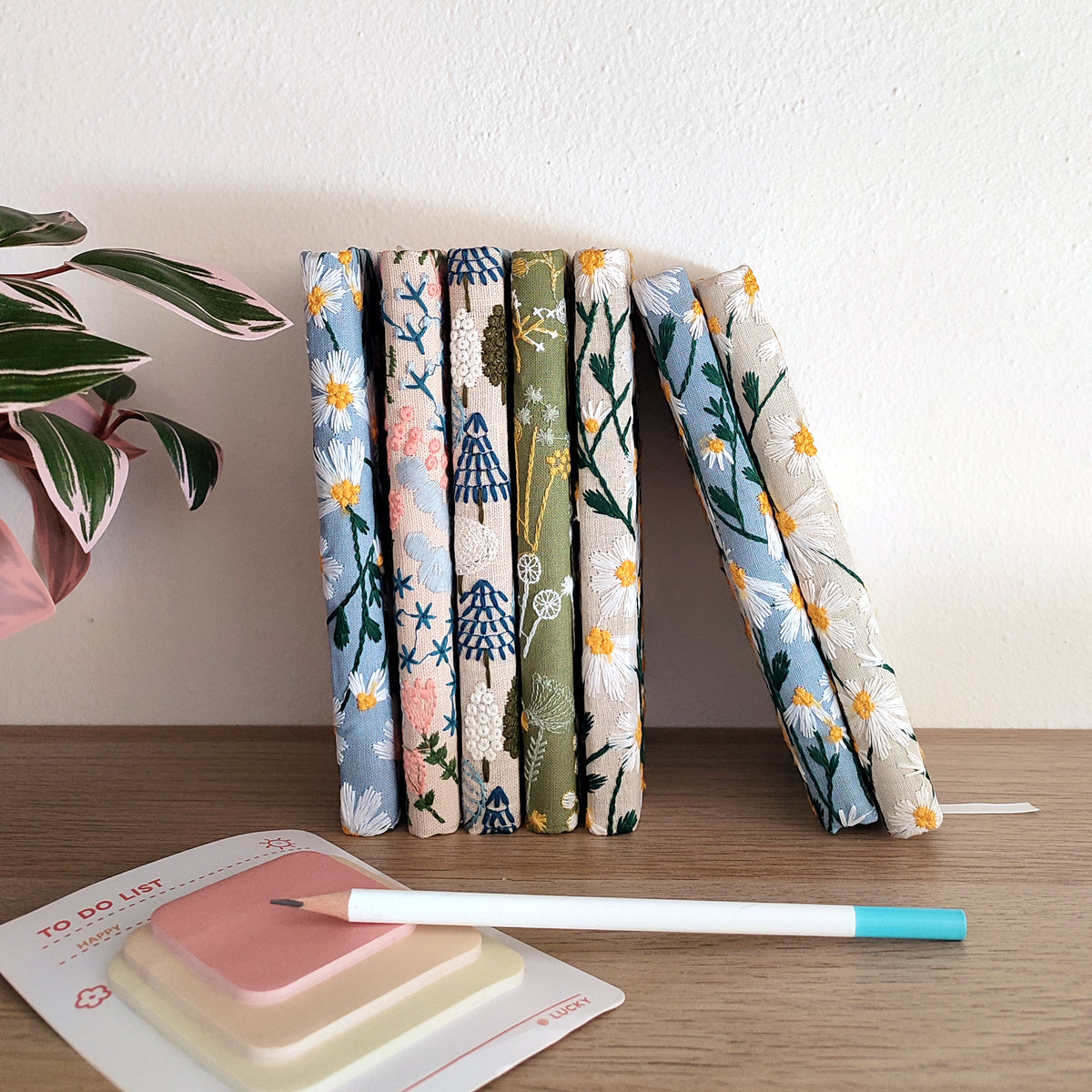 Quaderni notebook, copertina ricamata, varianti colori, post-it e matita, su piano in legno, BECCA
