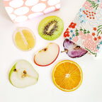 Set segnalibro fruit, in acrilico, su piano bianco, con quaderno ricamato, BECCA