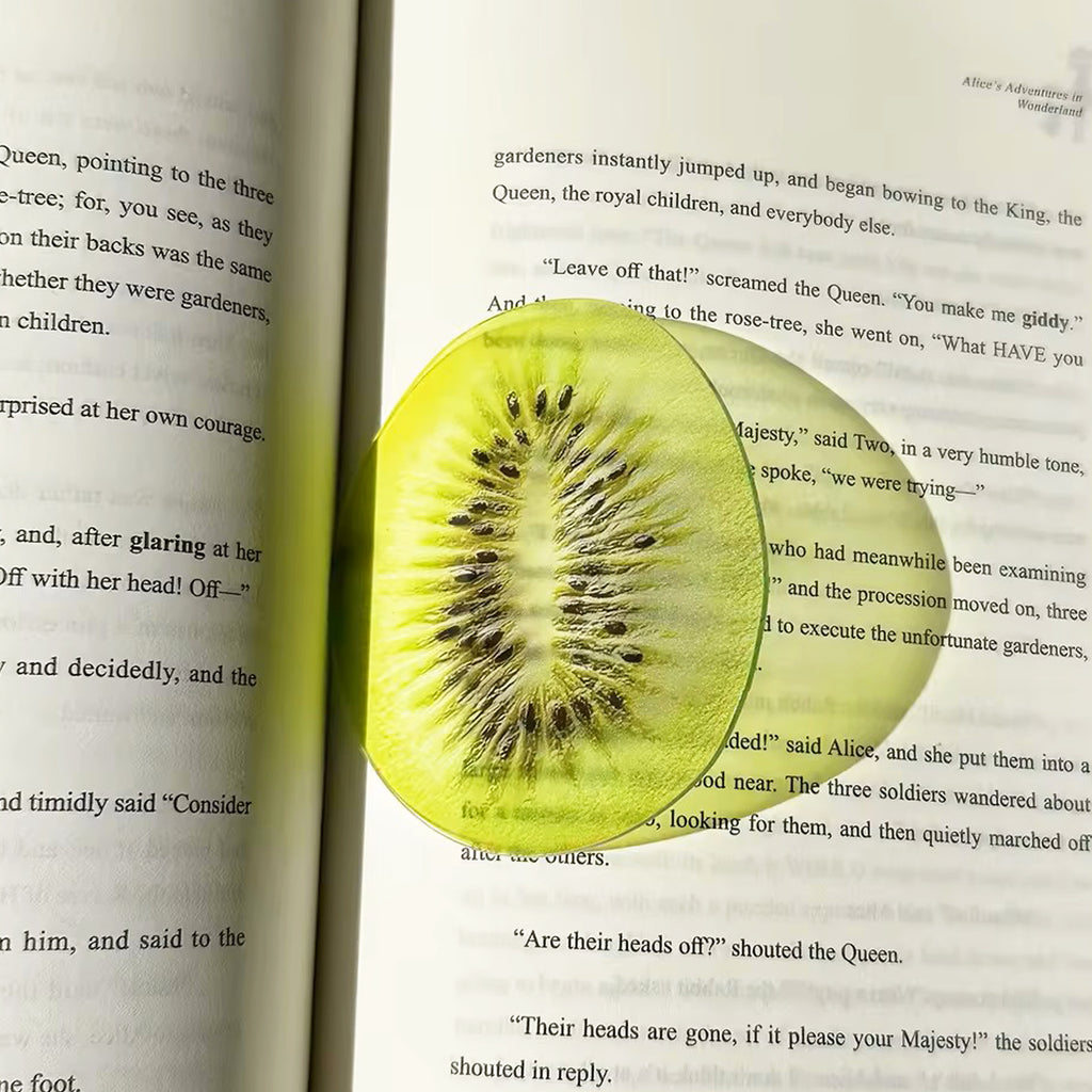 Segnalibro kiwi in acrilico su libro, BECCA