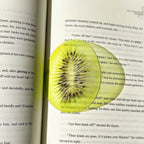 Segnalibro kiwi in acrilico su libro, BECCA