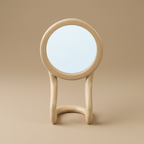 Specchio da tavolo RORRI beige con specchio tondo e base scultorea, vista frontale