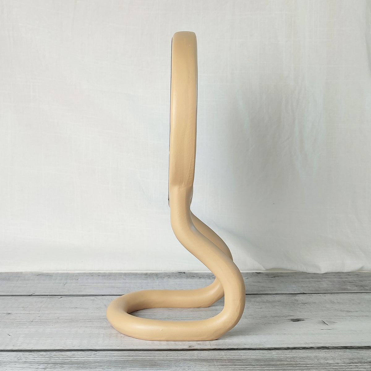 Specchio RORRI beige, vista laterale, forma ondulata