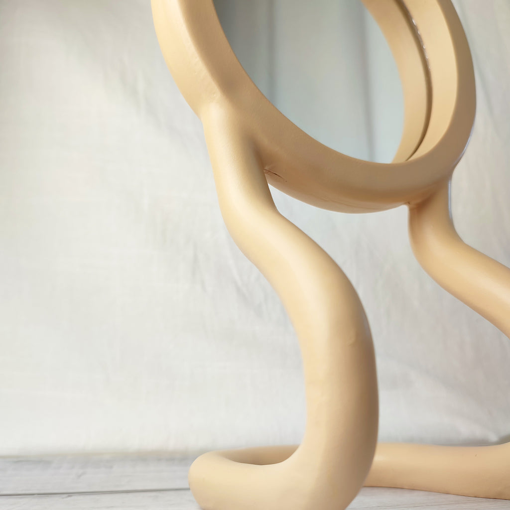 Specchio da tavolo RORRI beige, vista frontale, dettaglio  della base curvata