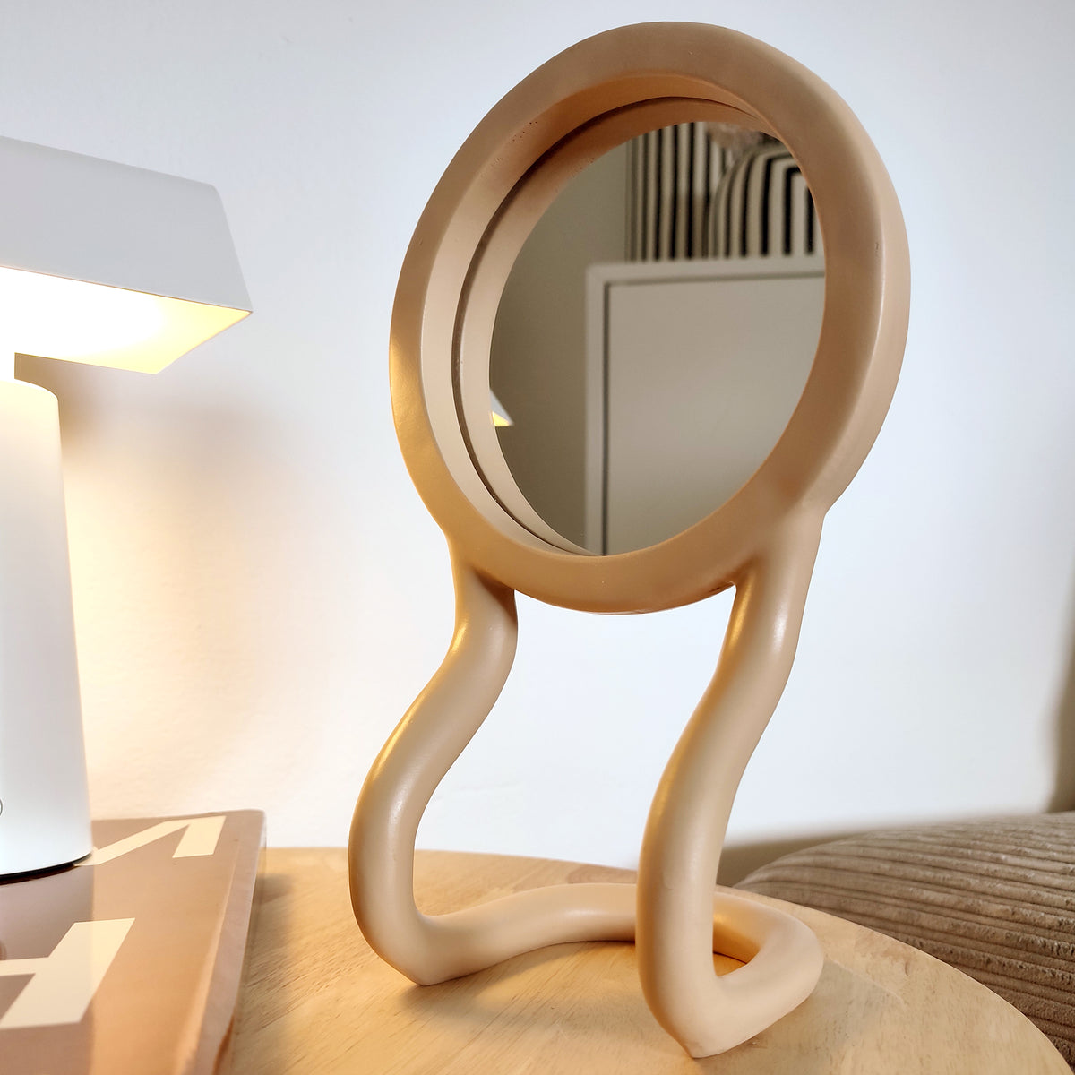 specchio RORRI beige, su tavolino, con lampada, in ambiente living