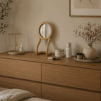 Specchio RORRI su cassettiera in legno con accessori beauty, stile minimal