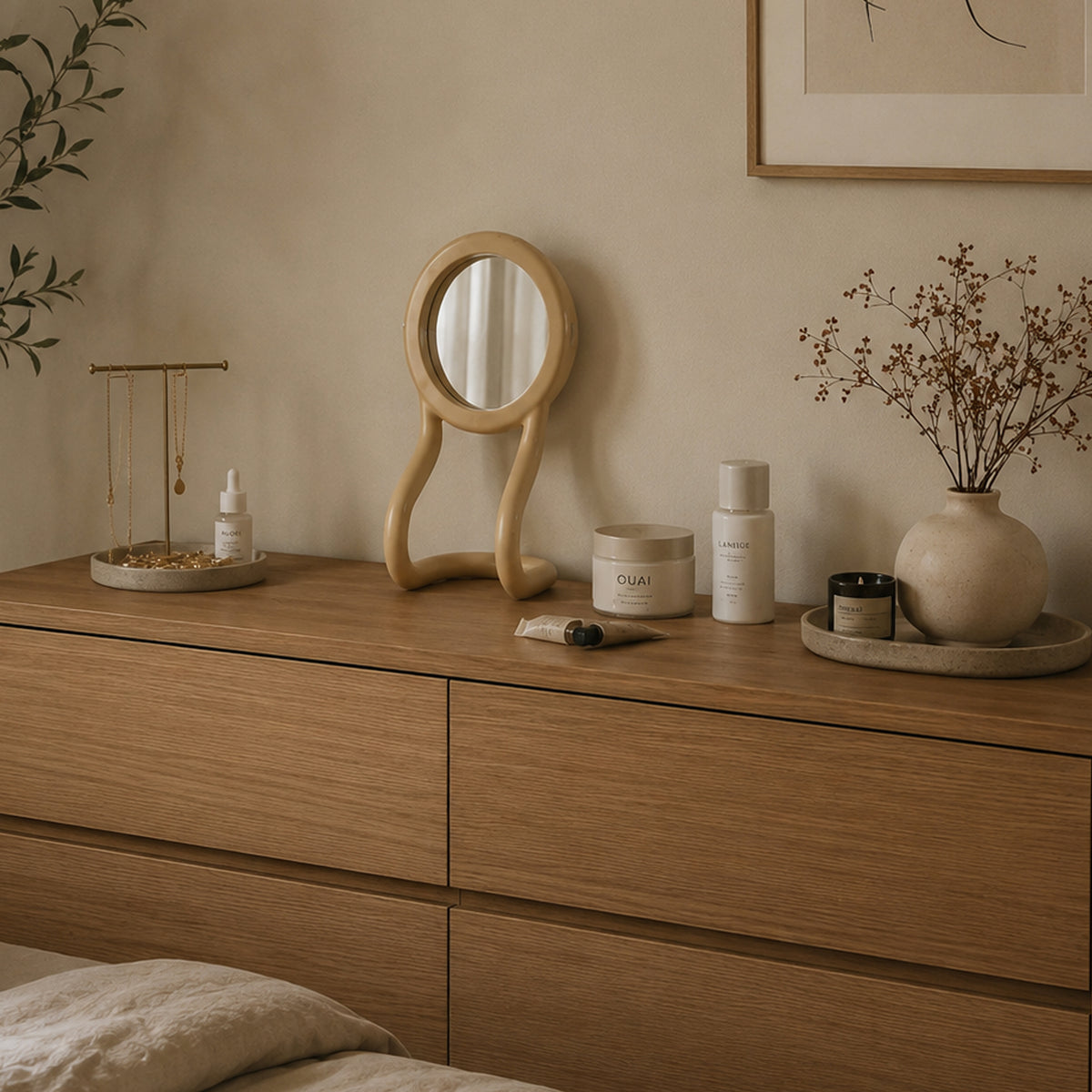 Specchio RORRI su cassettiera in legno con accessori beauty, stile minimal