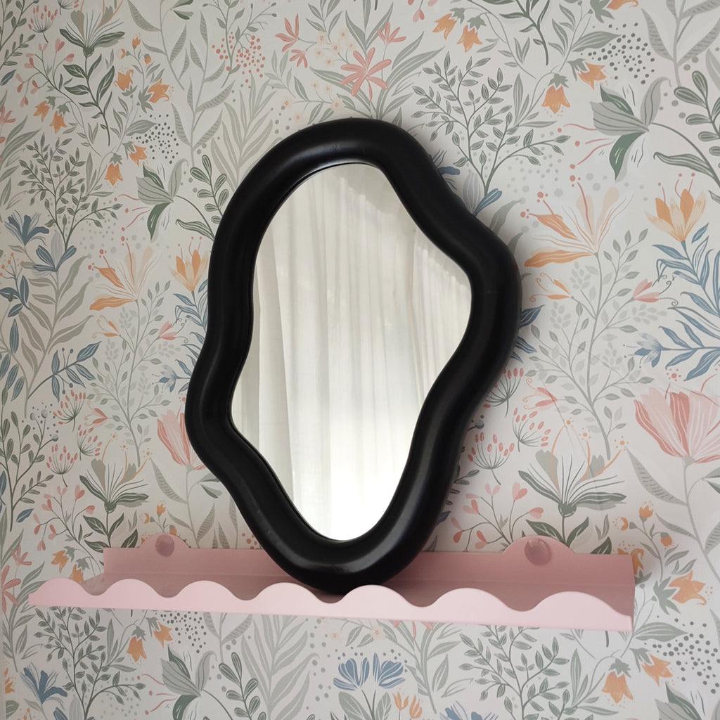 Specchio Leik nero, su mensola rosa, sfondo floreale, BECCA