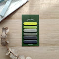 Stick adesivi, sfumature verde, su piano in legno chiaro, BECCA
