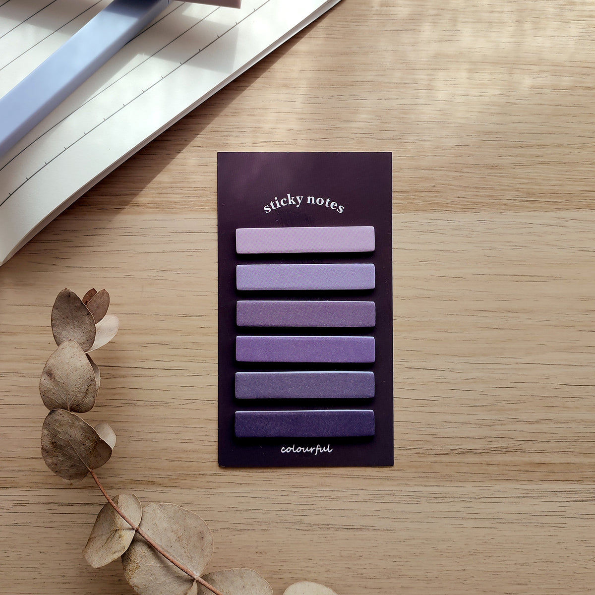 Foglietti adesivi, sfumatura viola, su piano in legno chiaro, BECCA