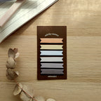 Stick adesivi, sfumatura marrone, su piano in legno chiaro, BECCA