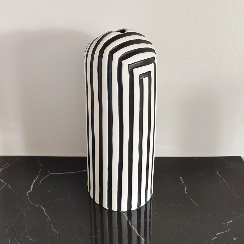 Vaso Black&White, ceramica opaca, 33 cm, su ripiano in marmo nero, BECCA