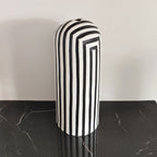 Vaso Black&White, ceramica opaca, 33 cm, su ripiano in marmo nero, BECCA