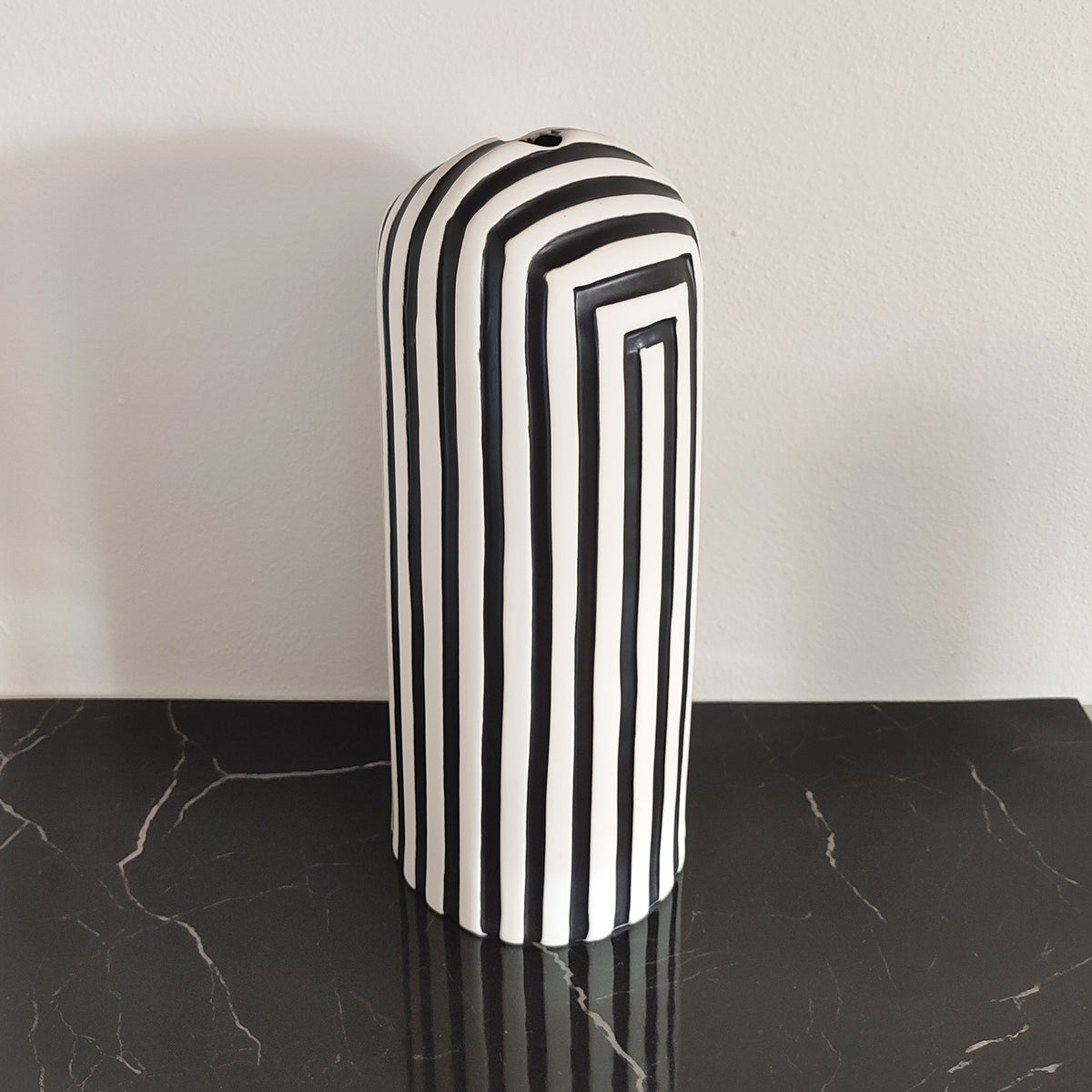 Vaso Black&White, ceramica opaca, 33 cm, su ripiano in marmo nero, BECCA