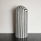 Vaso bianco e nero, in ceramica opaca, stile artigianale, altezza 33 cm, su ripiano nero, BECCA