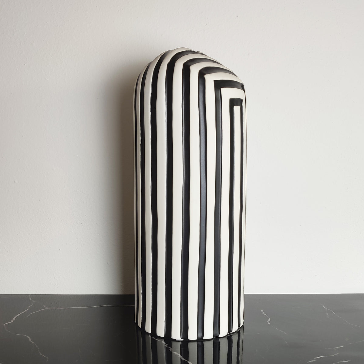 Vaso bianco e nero, in ceramica opaca, stile artigianale, altezza 33 cm, su ripiano nero, BECCA