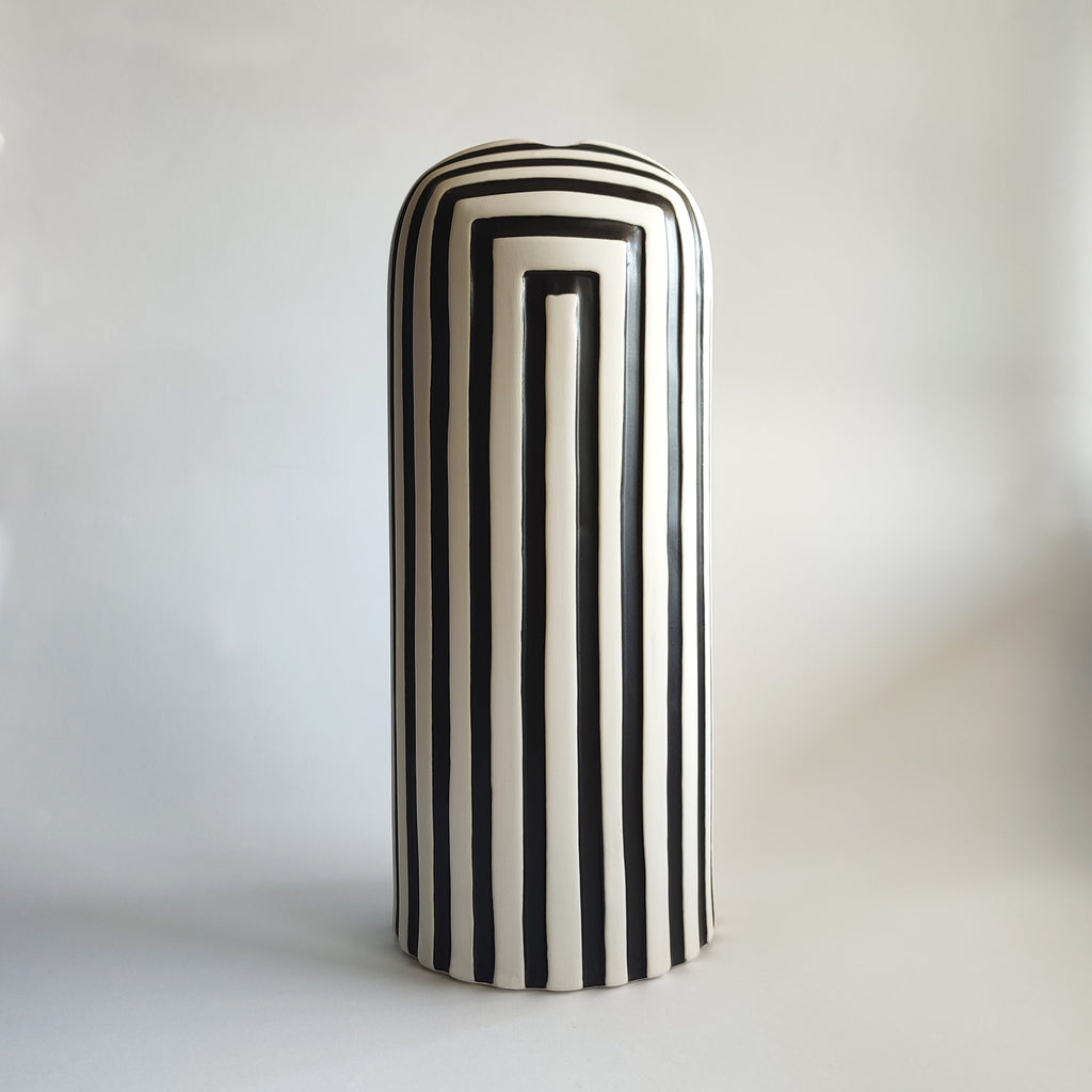 Vaso Black&White, in ceramica opaca, scanalature, stile artigianale, 33 cm, BECCA