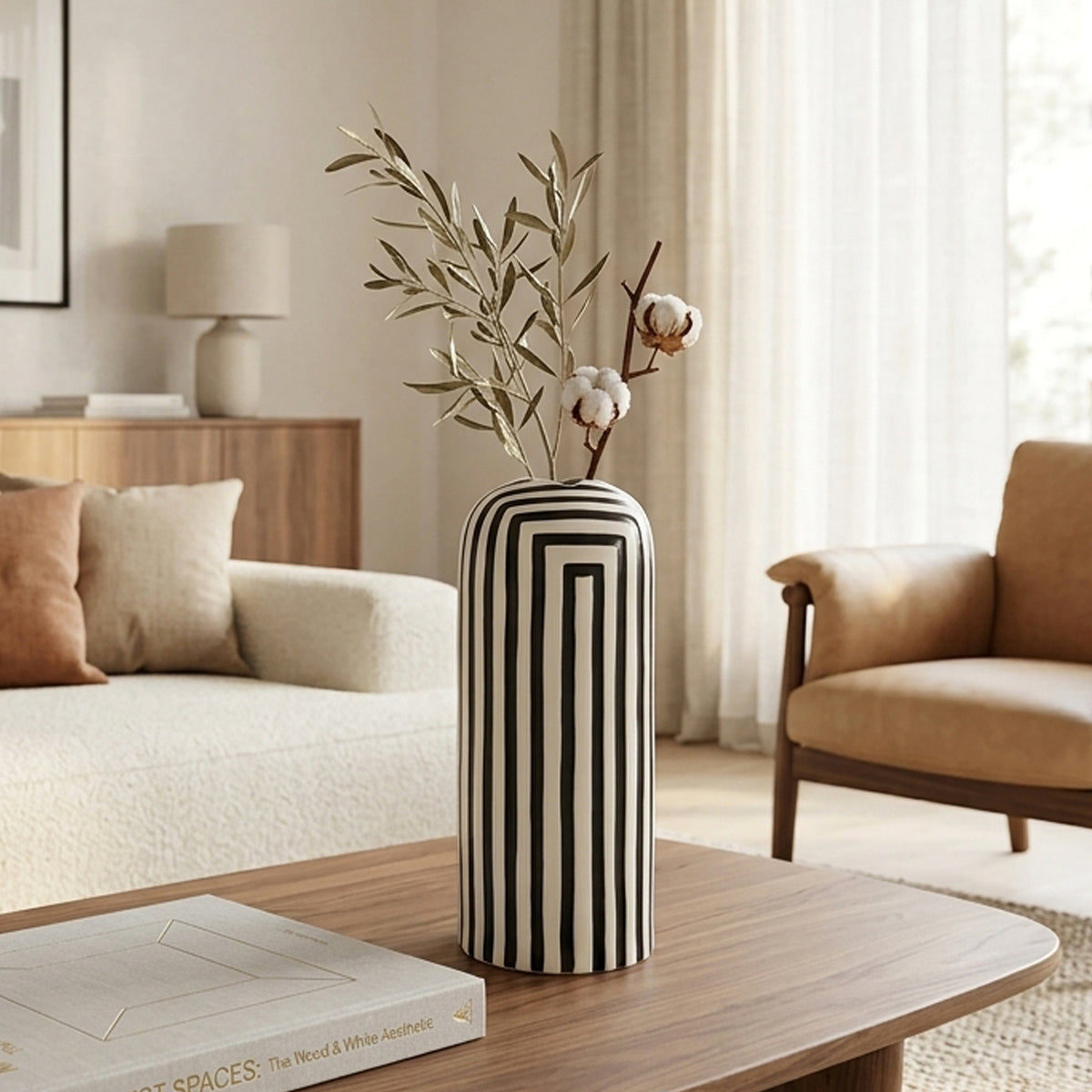 Vaso in ceramica, finitura opaca, bianco e nero, su tavolino di legno, in living stile naturale japandi, BECCA