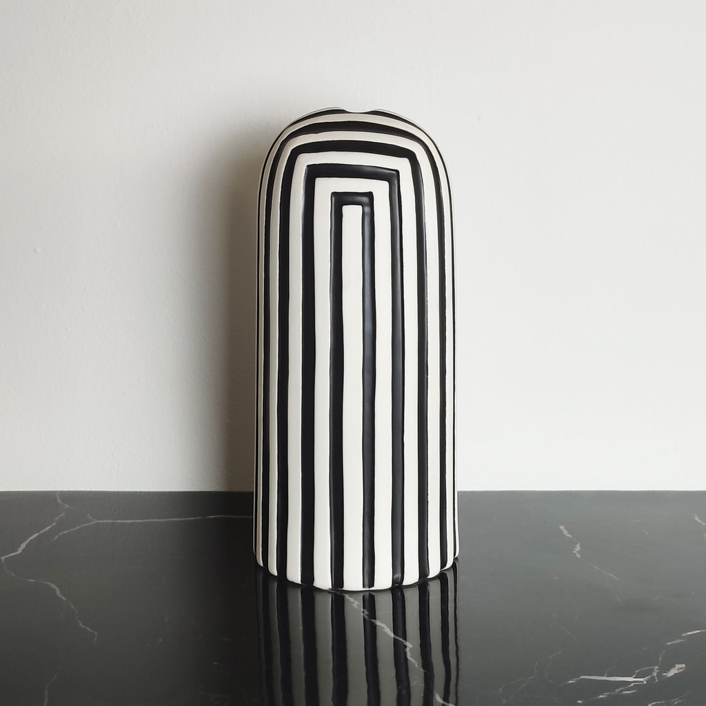 Vaso in ceramica opaca Black & White, vista frontale su ripiano nero, BECCA