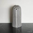 Vaso in ceramica opaca Black & White, vista frontale su ripiano nero, BECCA