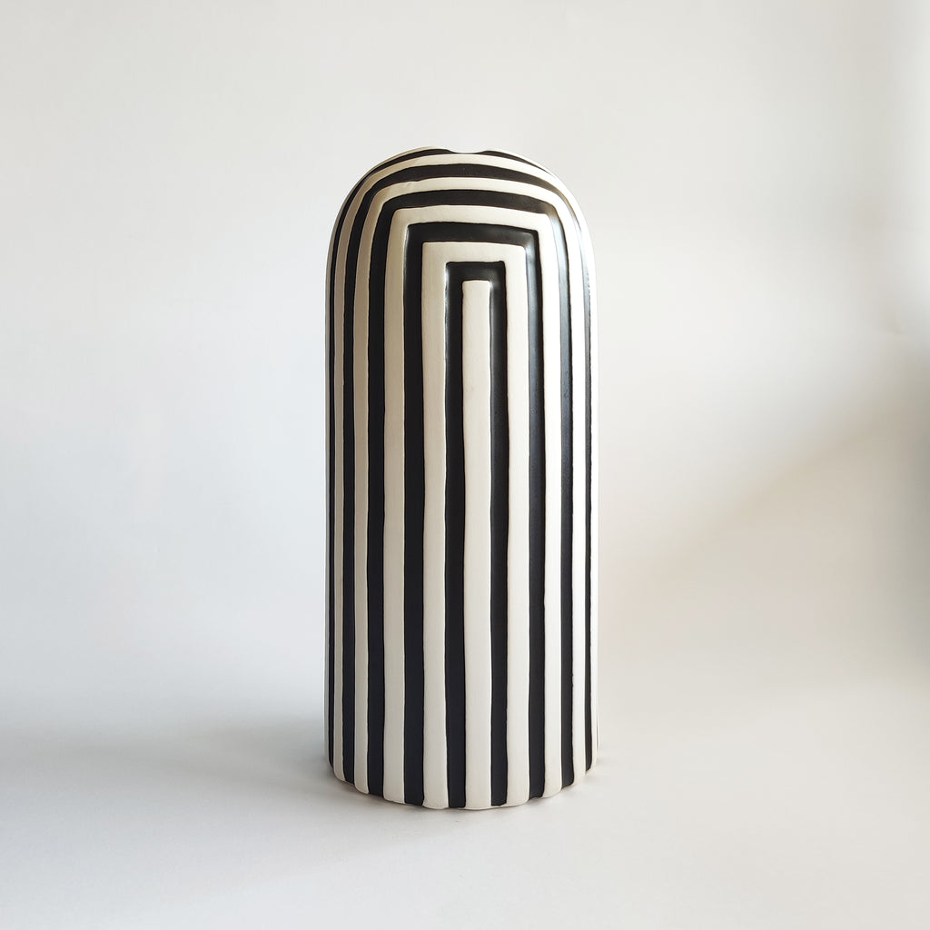 Vaso bianco e nero, in ceramica opaca, altezza 26 cm, BECCA