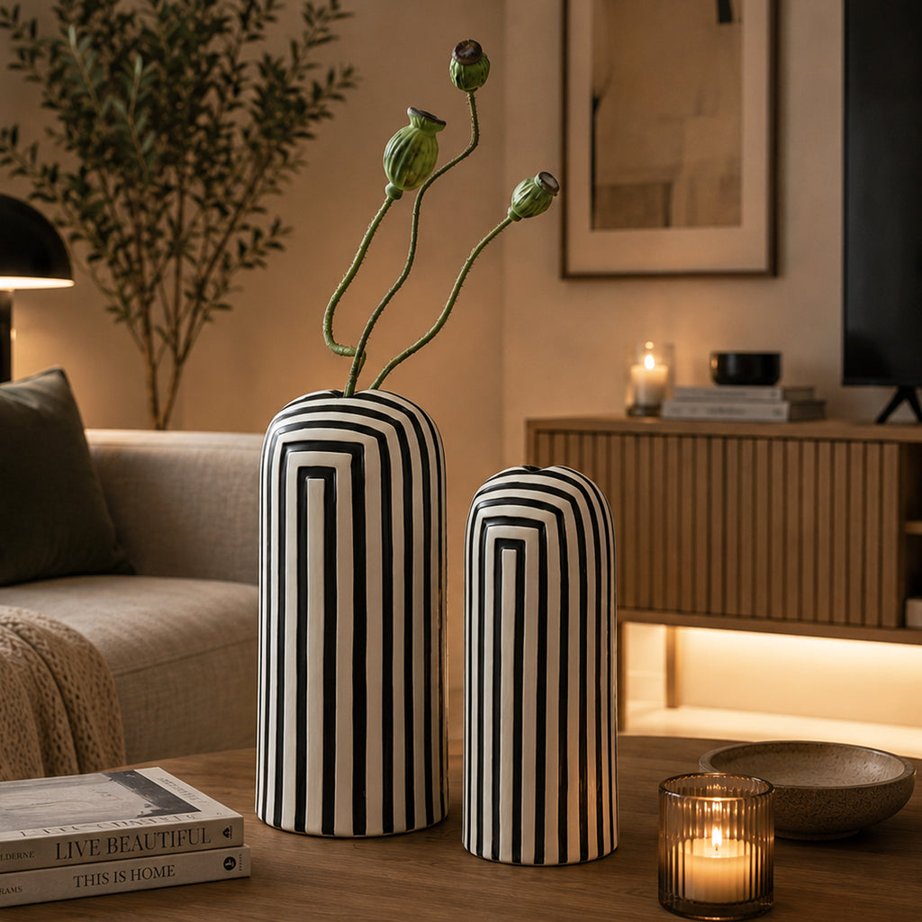 Vasi serie Black&White, in ceramica, in living accogliente, su tavolino in legno, BECCA