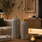 Vasi serie Black&White, in ceramica, in living accogliente, su tavolino in legno, BECCA