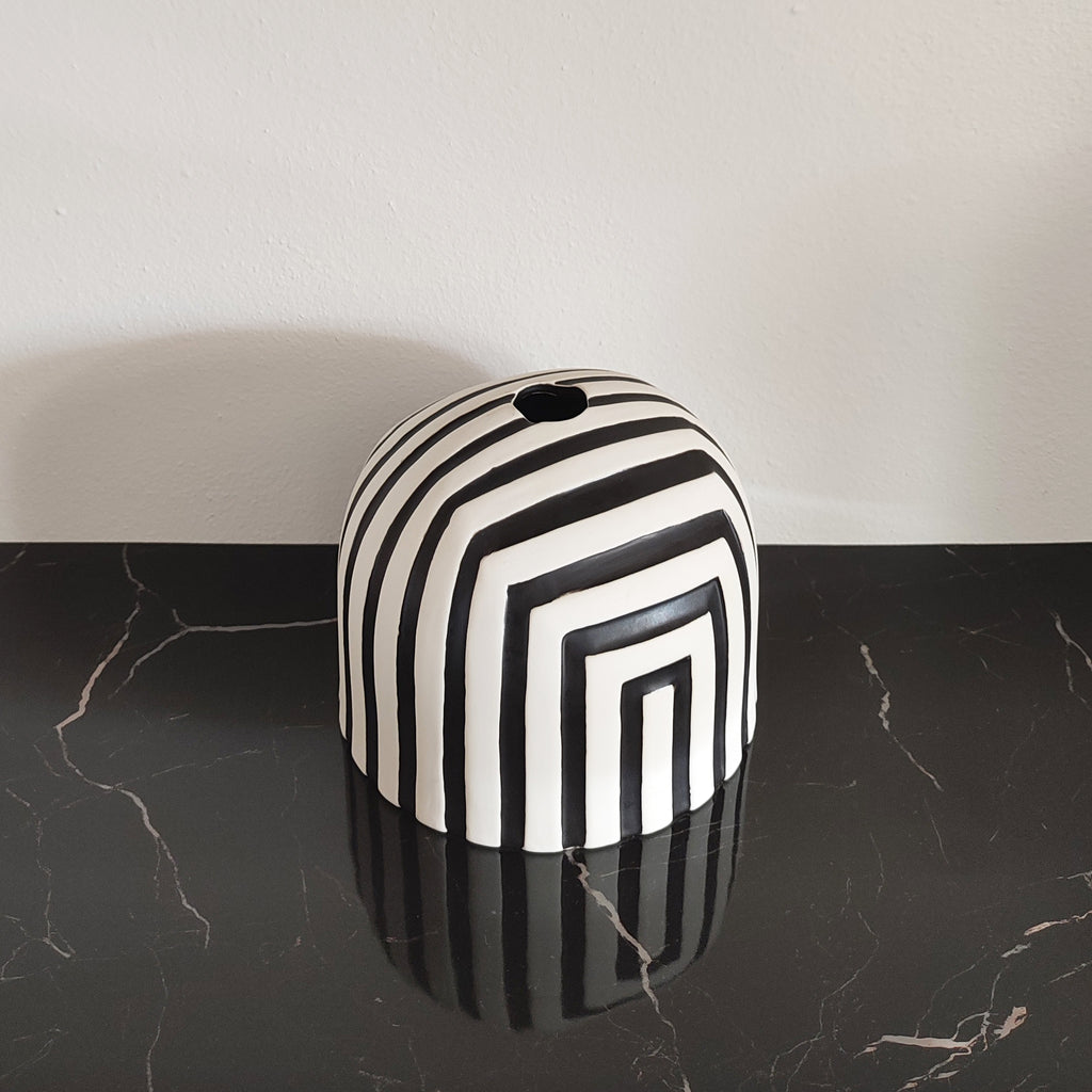 Vaso in ceramica Black & White, visto dall'alto, foro per fiori, su ripiano in marmo nero, BECCA