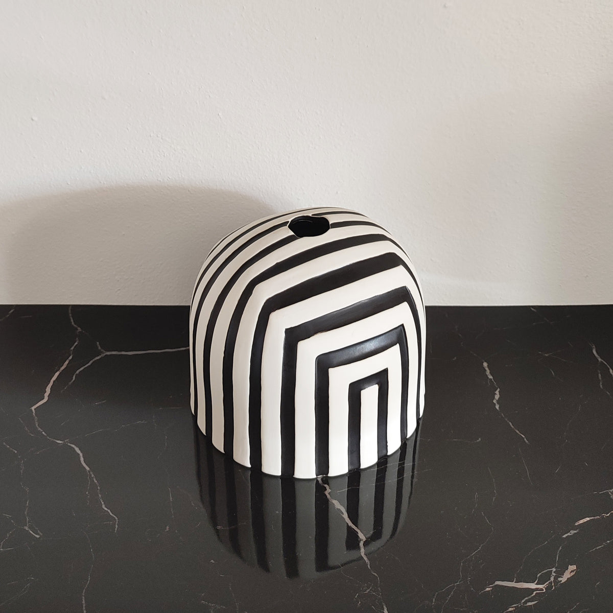 Vaso in ceramica Black & White, visto dall'alto, foro per fiori, su ripiano in marmo nero, BECCA