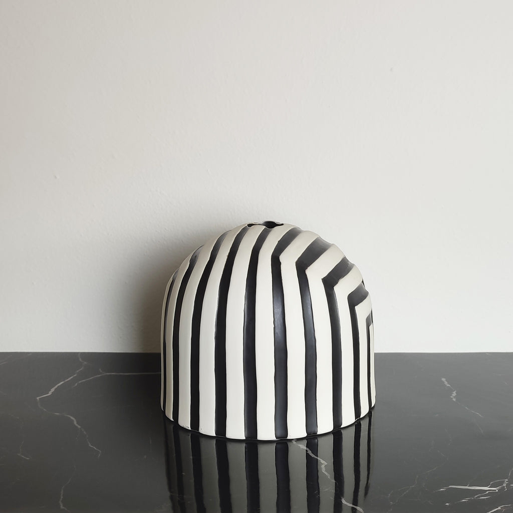 Vaso bianco e nero, in ceramica opaca, vista laterale su ripiano nero, BECCA