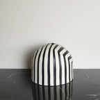 Vaso bianco e nero, in ceramica opaca, vista laterale su ripiano nero, BECCA