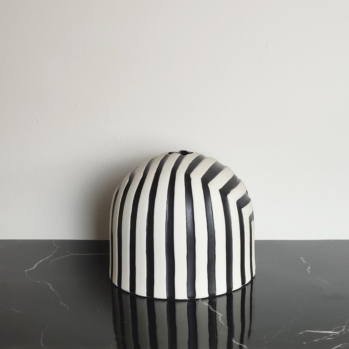 Vaso bianco e nero, in ceramica opaca, vista laterale su ripiano nero, BECCA
