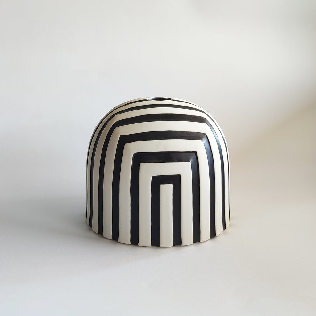 Vaso in ceramica opaca, bianco e nero, stile artigianale, BECCA