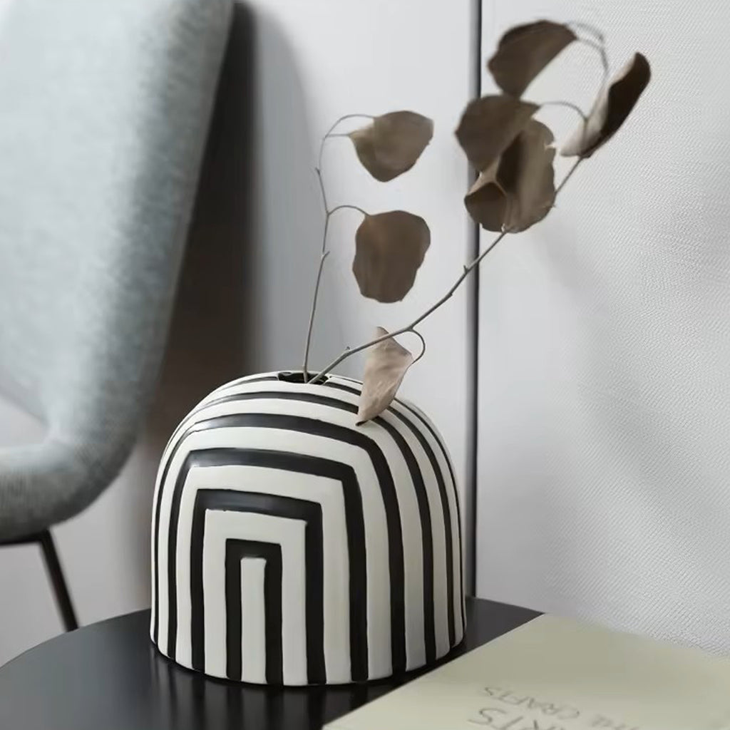 Vaso Black & White, in ceramica, su tavolino con libro, fiori secchi, poltroncina, BECCA
