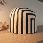Vaso Black & White, in ceramica, su ripiano in legno, dettaglio righe nere, BECCA